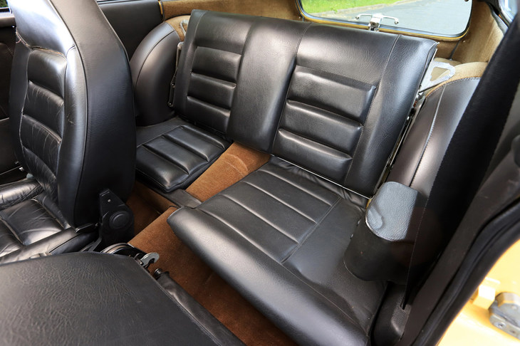 左右非対称のリアシート。日本の法規では乗車できるのは座面の長い左側のみで、乗車定員は3人という扱いだった。