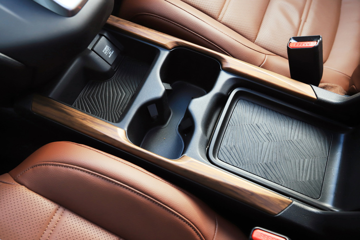 センターコンソールは3通りの使い方が可能。写真右のトレーをスライドさせると、USBジャックが現れる。