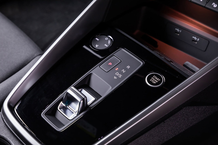 指先で操作できる新形状のシフトセレクタースイッチを採用。シフトパネル左上には、指でなぞることで音量調整が行える円形のオーディオコントローラーが配置されている。