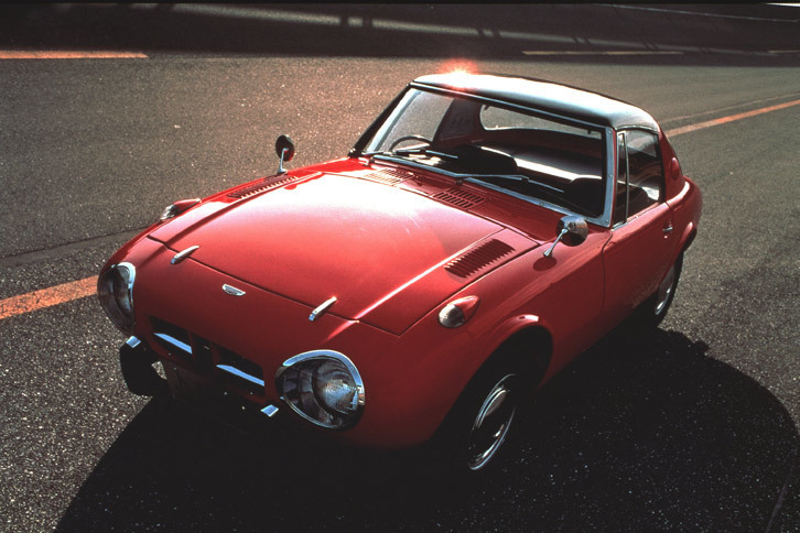 1965年に登場した「トヨタ・スポーツ800」。軽さと空力に優れるボディーにより、モータースポーツでも活躍を見せた。