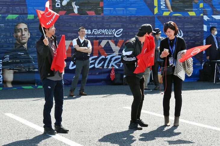 会場の各所では、日産の応援団が来場者に応援旗を配っていた。