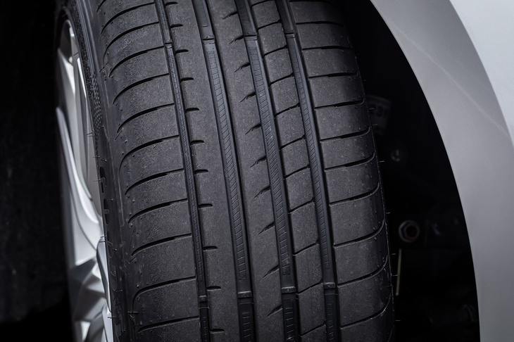 「グッドイヤー・イーグルF1アシメトリック5」は、高いグリップ力やブレーキング性能、優れたハンドリングをバランスさせた、サーキット走行からタウンユースまでをこなすというUHPタイヤだ。