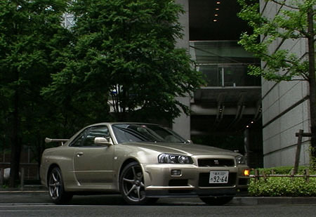 「M.spec」の装備、メカニズムは、「V.specII」に準ずる。4WDシステムはアクティブにLSDをコントロールする「ATTESA E-TS PRO」、ボディー前後下面にはフロント＆カーボン製リアディフューザー、そしてブレーキ導風板も備える。ただし、ボンネットはカーボンではなく、標準モデルと同じアルミ製。ボディーカラーは、写真の専用色「シリカブレス」のほか、黒、銀、白が用意される。