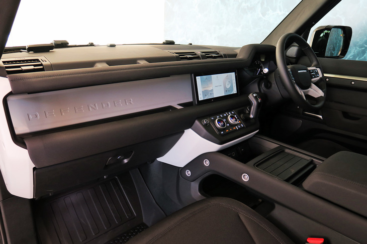 ランドローバー・ディフェンダー110 アドベンチャーパック装着車（インストゥルメントパネルまわり）