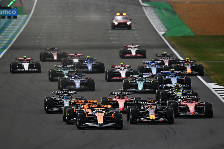 イギリスGPで大活躍したマクラーレン。スタートでトップを奪ったランド・ノリス（写真先頭）は、セーフティーカー後に不利なハードタイヤを履くも善戦し、ルイス・ハミルトンのメルセデスから見事2位の座を守り切った。前戦オーストリアGPに持ち込んだアップデートパーツの成果もあってか、予選では同じパワーユニットを搭載する本家メルセデスをしのいだばかりか、今季最強のレッドブルに次ぐグリッドを奪うことに成功。ノリスは自身3度目のフロントローとなる2位からスタートし、今シーズン初の表彰台をものにした。新人オスカー・ピアストリは予選3位からそのポジションをキープするも、セーフティーカー前にタイヤ交換したことでハミルトンに3位を奪われてしまった。このレースで30点を獲得したマクラーレンは、コンストラクターズランキング5位に躍進した。（Photo=Getty Images / Red Bull Content Pool）