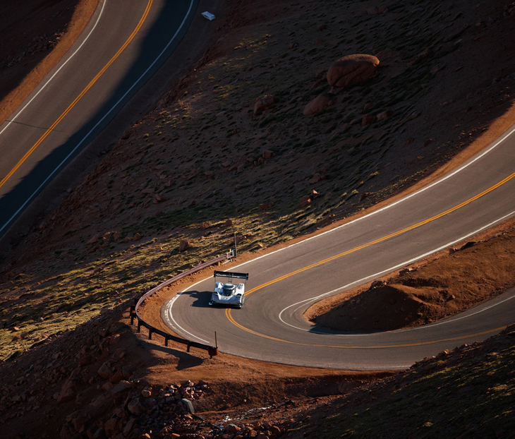 150以上のカーブで構成されるPPIHCのコースを駆け上がる「I.D. Rパイクスピーク」。F1マシンをしのぐ加速力（0-100km/h加速2.25秒）で、8分57秒の記録更新を目指す。