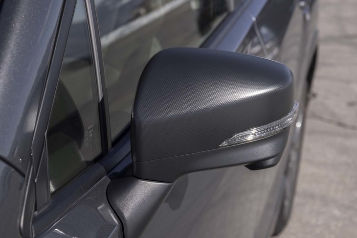 ドアミラーにはカーボン調の装飾があしらわれている。