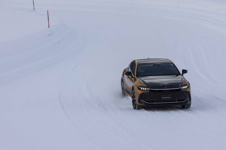 ハイパワーな「RS」はもちろんのこと、2.5リッターハイブリッド車でも後輪を滑らせながらのドライブが楽しめる。