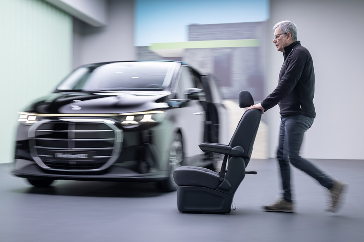 2列目と3列目は用途に合わせて素早く、簡単に室内で移動し、固定することができる。シートは取り外しも可能。スーツケースのように小さな車輪が付いているので、ゴロゴロと転がして移動することもできる。