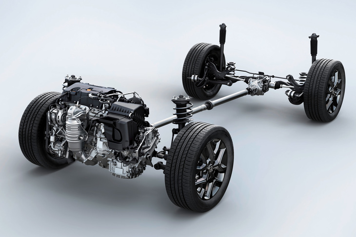 「ZR-V」は純ガソリン車でもハイブリッド車でも、4WD車の駆動システムにはいわゆる“機械式4WD”を採用。独立したリアモーターで後輪を回すのではなく、プロペラシャフトで後輪に動力を伝達する仕組みを用いている。（写真は北米仕様車「HR-V」のパワートレイン／ドライブトレイン）