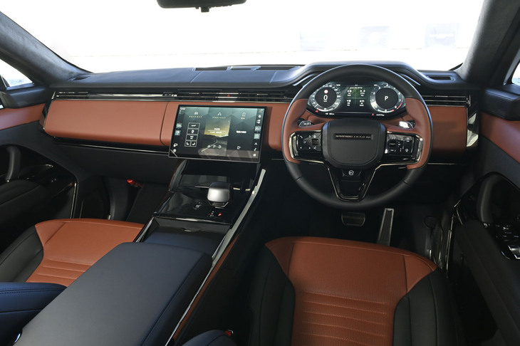 スイッチ類を減らし、シンプルで洗練されたデザインを追求したという「レンジローバー・スポーツ」のコックピット。写真の内装色は「ローズウッド／エボニー」のコンビカラーで、上質なフィニッシュもセリングポイントである。