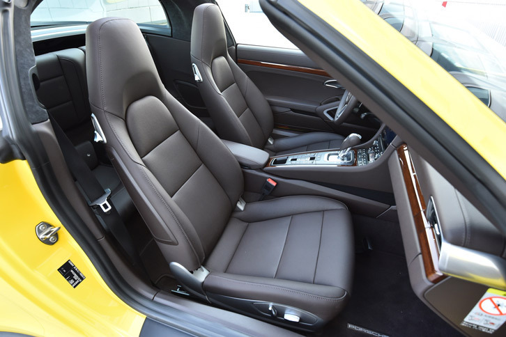 シートにはテスト車に装備されていた標準タイプのものに加え、よりサイドサポートの張り出した「スポーツシート・プラス」や、「スポーツ・バケットシート」なども用意される。