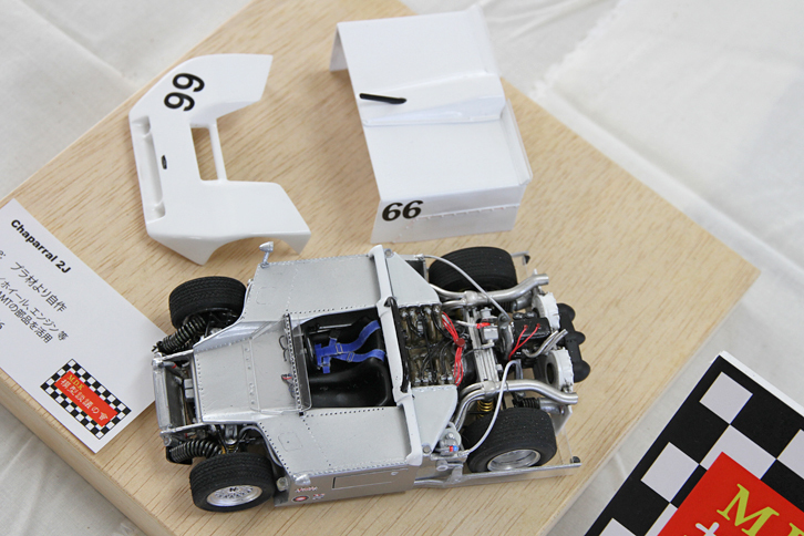 車体後部に、補助エンジンで駆動するファンを取り付け、車体と路面の間の空気を吸い出してダウンフォースを発生させた「シャパラル2J」。世界初のファンカーだった。ホイール／タイヤやエンジンなどをフジミやAMTの1/24キットから流用したほかは、すべてスクラッチビルドされた力作。