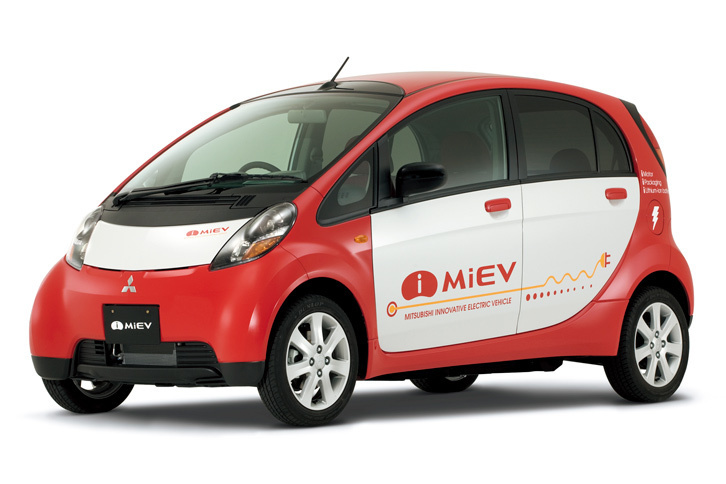 2006年に発表された研究車両の「三菱i MiEV」。このモデルが、市販モデルの「i-MiEV」に発展することとなる。