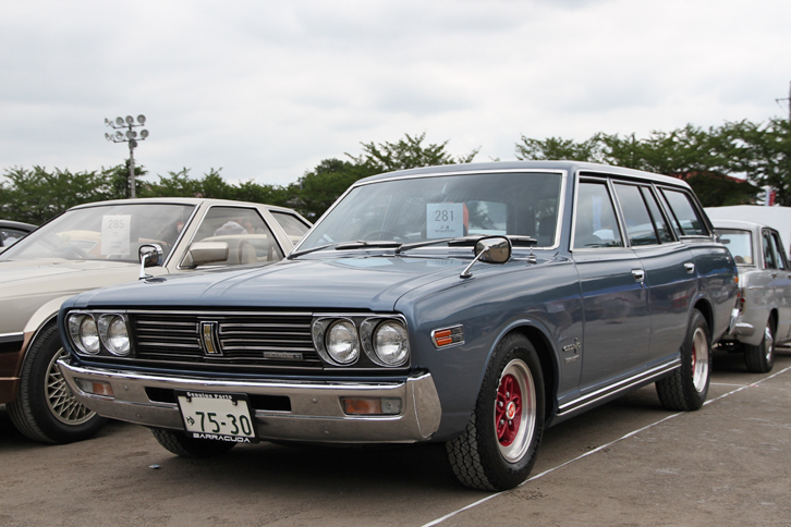 1974年「日産セドリック・ワゴン」。型式名230こと3代目セドリックの、希少な5ナンバーの乗用ワゴン。後ろ向きのサードシートを備えた8人乗り。