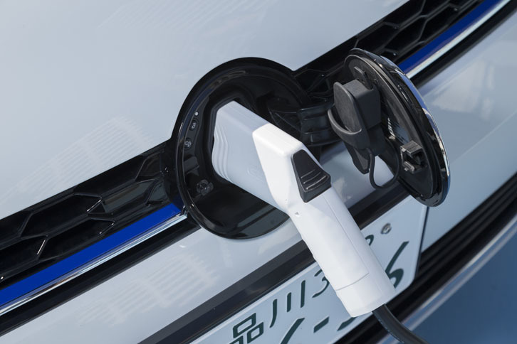 フロントの「VW」エンブレムの裏には、3kWと6kWに対応した普通充電用のソケットが備わる。リアフェンダーの後ろ、ガソリン車では給油口にあたるところには、急速充電用ソケットが設置される。