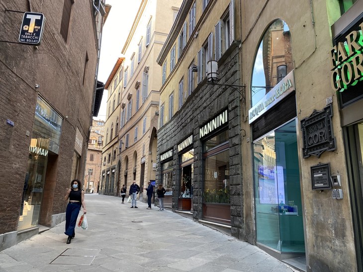 夕刻のシエナ旧市街。元F1パイロットであるアレッサンドロ・ナンニーニの実家がかつて開業したカフェがあるメインストリートで。住み始めて以来、見たことがないほどの閑散ぶりだ。