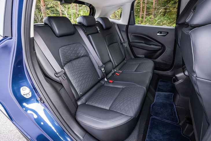 フロントシートと同様にリアシートにも「ブラックレザレット」表皮を採用し、背もたれには60：40の分割可倒機構が組み込まれる。4WD車ではFF車でオプションとなる「ホットプラスパッケージ」が標準装備とされ、リアヒーターダクトも備わる。