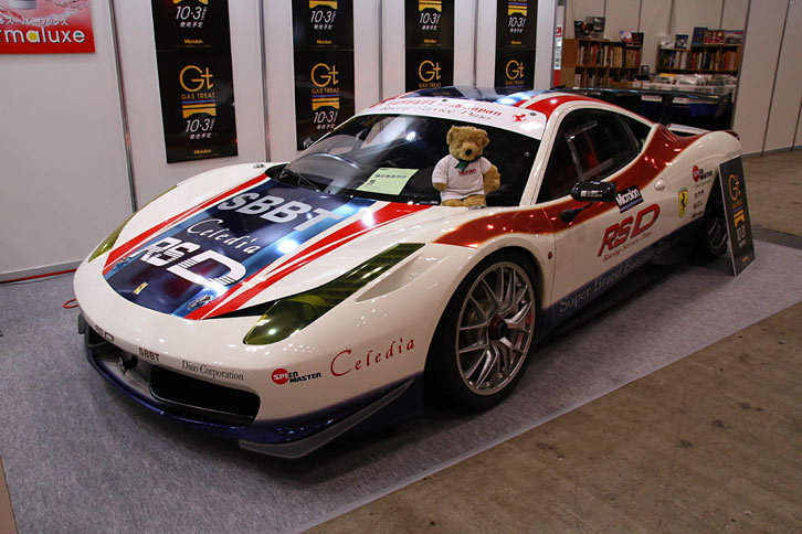 協和興材のブースに展示された「フェラーリRS D 458 challenge」。