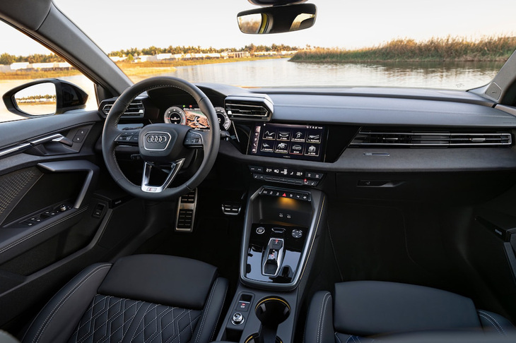 マルチファンクションプラス付きの3本スポークレザーステアリングホイールやオートエアコン、アンビエントライティングパッケージ、センターアームレストが標準で装備される。