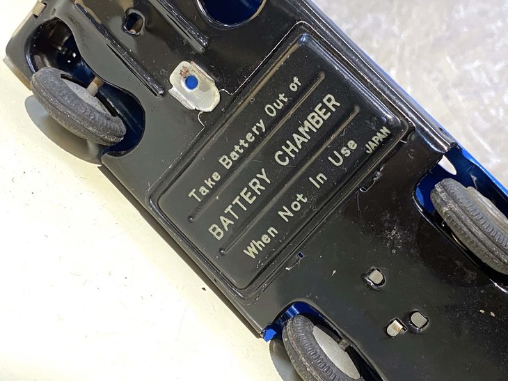 「JAPAN」の文字は電池ボックスのふたに。