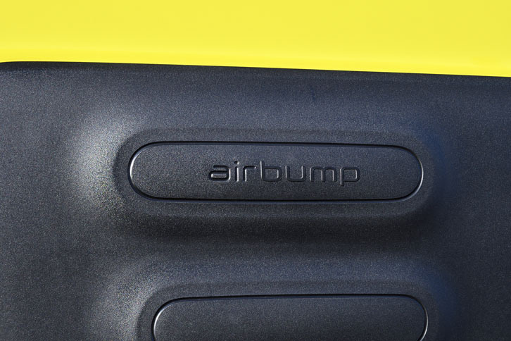 ボディーの側面に貼られた「エアバンプ」。ポリウレタン製で空気を内包している。