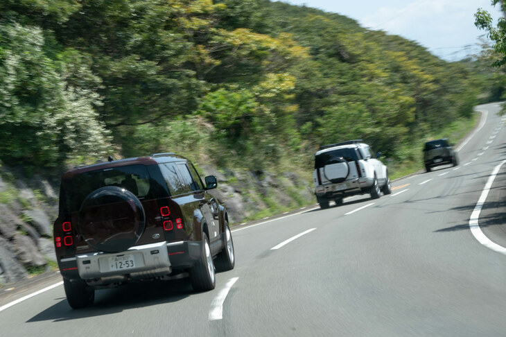 三宅一周道路を行く「ディフェンダー」の車列。いずれの仕様も非常に快適だったが、より重厚感が味わる「130」に対し、「110」は中庸でストレスがなく……と、おのおのに独自の魅力を備えていた。