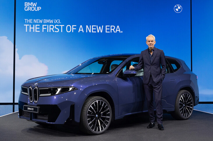 BMWデザインのボスであるエイドリアン・ファン・ホーイドンク氏と、新型「BMW iX3」。