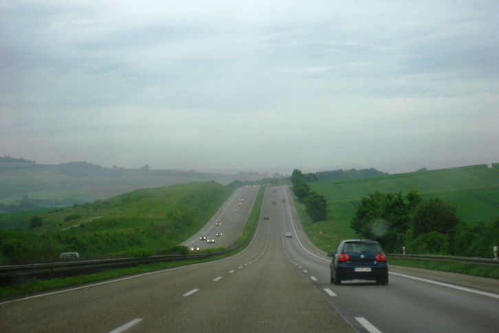 マリオは初めてのアウトバーン走行に打ち震えた。
	 