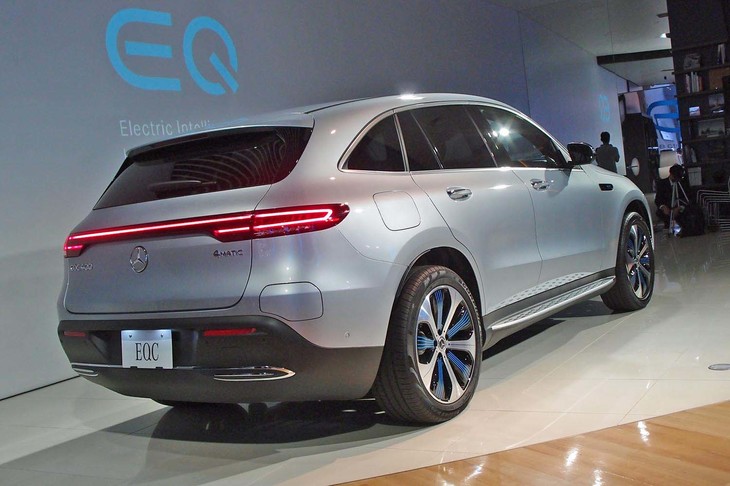 リアはバンパー下部に見られるのはクロームのアクセント。排気ガスの出ないEVであるため、排気管は存在しない。