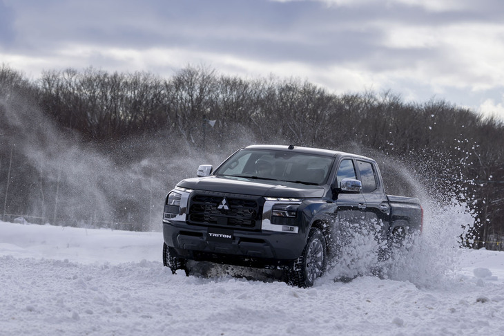 これはアジアクロスカントリーラリーの参戦ドライバー（三菱の開発ドライバーでもある）によるデモラン。「こんな運転を何日も続けていますが、ボディーがまったくへこたれません」とのこと。