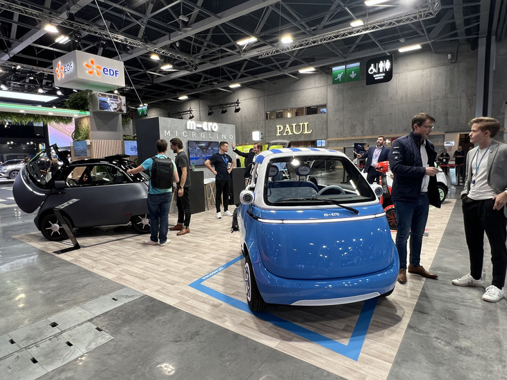 マイクロモビリティ社の電動バブルカー「マイクロリノ―」。往年の「イソ／BMWイセッタ」のように、フロントウィンドウごと前面のパネルが開き、車両前方から乗り降りする。