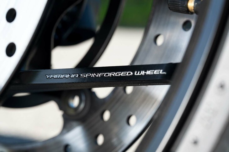 スピンフォージドホイールとは、ホイールの原型を回転させながら圧延機を押し付け、リムを引き延ばしていく回転塑性加工でつくられるホイールのこと。既存のホイールよりリムを薄くでき、軽量化が可能となる。