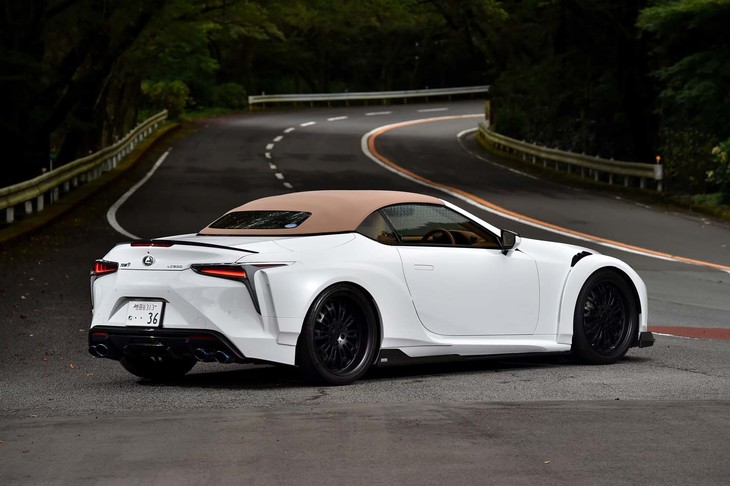 【TOM'SレクサスLC500コンバーチブルのスペック】
	ボディーサイズ：全長×全幅×全高＝4770×1970×1350mm／ホイールベース：2870mm／車重：--kg／駆動方式：FR／エンジン：5リッターV8 DOHC 32バルブ／トランスミッション：10段AT／最高出力：477PS（351kW）/7100rpm／最大トルク：540N・m（55.1kgf・m）/4800rpm／タイヤ：（前）245/40RF21 96Y／（後）275/35RF21 99Y（ブリヂストン・ポテンザS001L）※ランフラットタイヤ／燃費：--km/リッター（WLTCモード）／価格：1995万円
	
	【取材時の燃費データ】
	テスト距離：274.6km（市街地1：高速道路7：山岳路2）／使用燃料：37.2リッター（ハイオクガソリン）／参考燃費：7.4km/リッター（満タン法）／7.8km/リッター（車載燃費計計測値）