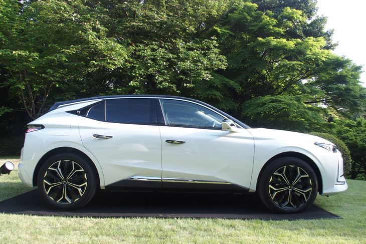 DS 4リヴォリPureTech（サイドビュー）