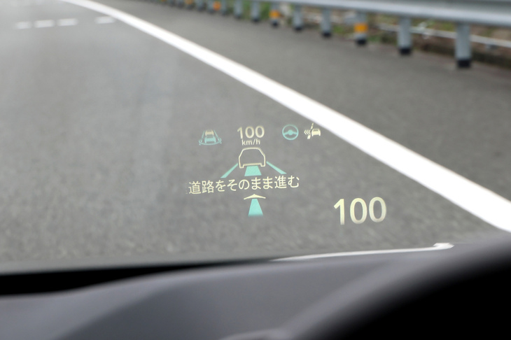 車速やADASの作動状態を表示するヘッドアップディスプレイ。通常の状態ではグリーン、ハンズオフ走行状態ではブルーと、各表示の色が切り替わる。
