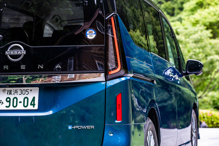 「e-POWER」車に搭載されるのは、新開発の1.4リッター直3エンジンと発電用および走行用モーターを組み合わせた第2世代のハイブリッドパワートレイン。最終的なe-POWERのシェアは、「セレナ」全体の6割くらいに達すると日産は見込んでいる。