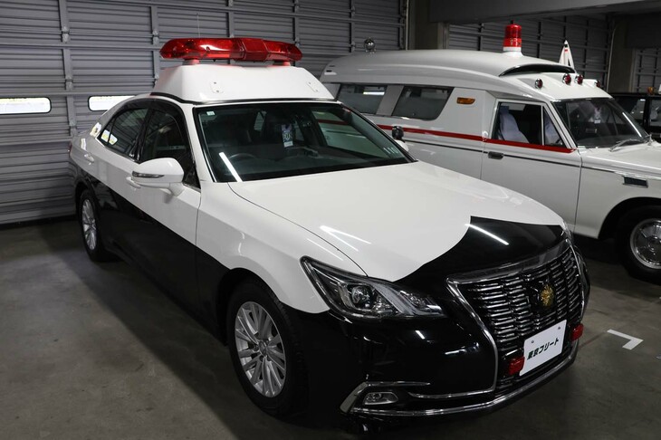 展示車のなかには、なんと警ら用のパトカーが！ こちらの「トヨタ・クラウン パトロールカー」は、ドラマや映画などで活躍する劇用車。そのため所属などが明記されていない。このほかにも、タクシーや救急車など複数の劇用車が展示されていた。