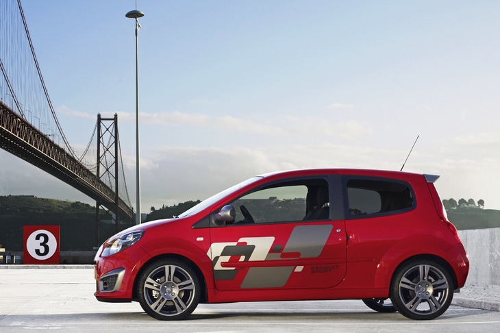 モノフォルムだった初代から一転して、スタンダードな2ボックススタイルのコンパクトカーとして登場した2代目「トゥインゴ」。モータースポーツ由来の高性能モデル「ルノースポール」（写真）の設定も話題を呼んだ。