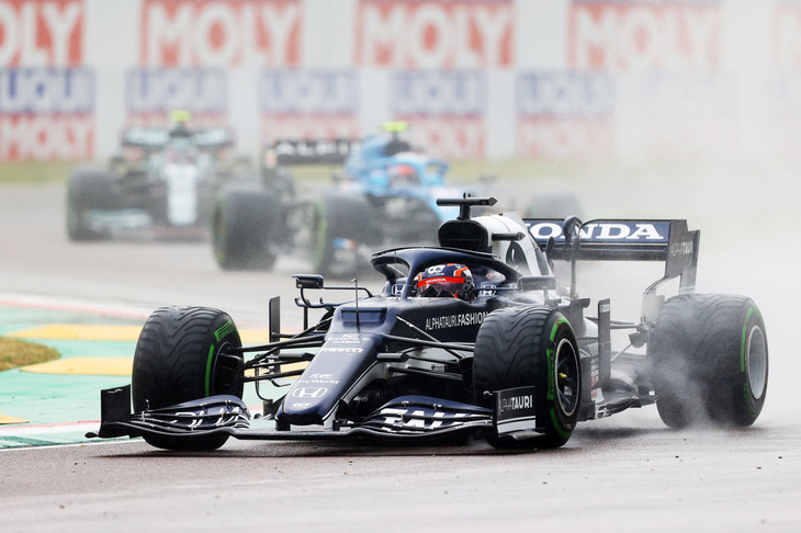 アルファタウリの角田裕毅（写真）にとって、GP2戦目は学ぶことが多い週末となった。最初のプラクティスでコースオフ、その後パワーユニットの電気系異常よるパーツ交換を挟み、予選Q1では手痛いミスで壁にヒット、ギアボックスが真っ二つに割れるほどマシン後部を大破させ最後尾スタート。レースでは赤旗中断前に10位まで挽回するも、早々に単独スピンを喫し、さらにトラックリミットを度々越えてペナルティーを受け、結果12位。僚友ピエール・ガスリーは2戦連続で予選5位と好位置を得たが、レースでは序盤にフルウエットタイヤで苦戦しズルズルと後退、その後ポジションをなんとか上げて7位完走。（Photo=Getty Images / Red Bull Content Pool）