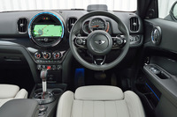 新型「MINIクロスオーバー」の運転席まわり。ダッシュボード中央のインフォテインメントシステムは、新たにタッチスクリーン式となった。