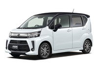 「ダイハツ・ムーヴ」はフルモデルチェンジでシリーズハイブリッドの「eスマートハイブリッド」を搭載。純エンジン車との価格差を抑えているのが特徴だ。