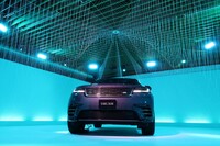 会場中央の展示車両は、「レンジローバー・ヴェラール ダイナミックHSE」（PHEV）の2024年モデル。それを、クモの巣状に重なる細い糸が覆う。