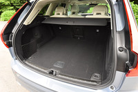 5人乗車時の荷室容量は505リッター。後席の背もたれを前方に倒すことで、最大1432リッターにまで拡大できる。