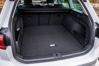 「パサートヴァリアント」の荷室容量は650〜1780リッターだが、PHEV「パサートGTEヴァリアント」は483〜1613リッターとなる（欧州値）。