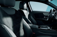 手入れが容易で本革のような質感を味わえる合成皮革の「レザーARTICO／MICROCUTブラック（グレーステッチ）」と、シートステッチのカラーに合わせた「グレーシートベルト」を標準装備としている。