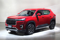 「イルミナスレッドメタリック」と呼ばれる外板色をまとった「WR-V」の純正アクセサリー装着車。フロントグリルやブラックエンブレム、フロント／サイド／リアロアーガーニッシュ、フェンダーガーニッシュなどでカスタマイズされている。