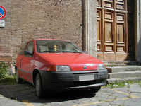 初代「フィアット・プント」。このレッドはカタログカラーのひとつだった。シエナ旧市街で2003年。