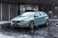 「ボルボ・アマゾン」のブルーをまとった「V40」の限定車登場