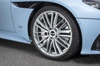 タイヤサイズはフロントが265/35ZR21で、リアが305/30ZR21。テスト車は「ピレリPゼロ」を履いていた。